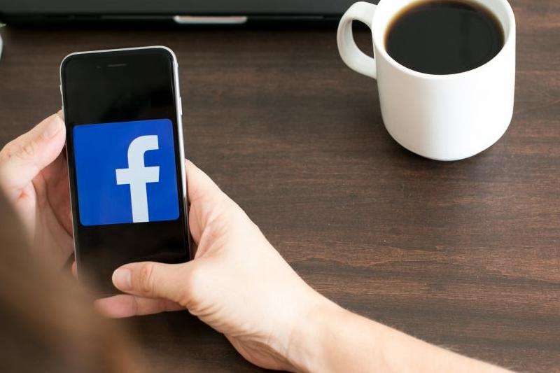 分析如何经常查看他人的Facebook动态